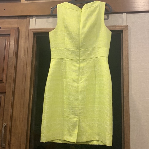 Tahari bright green dress. Missing the suit. In great condition - Picture 2 of 5
